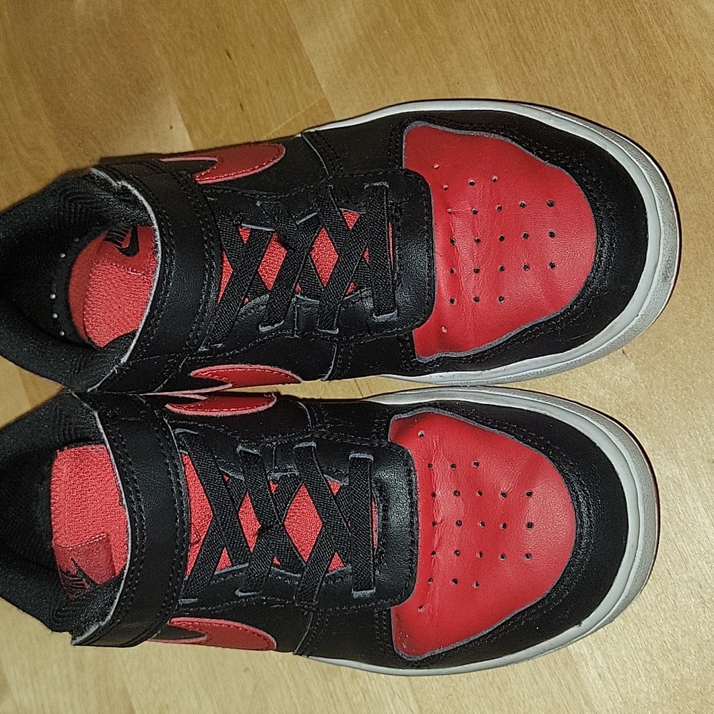 Boys Nikes sz 1.5